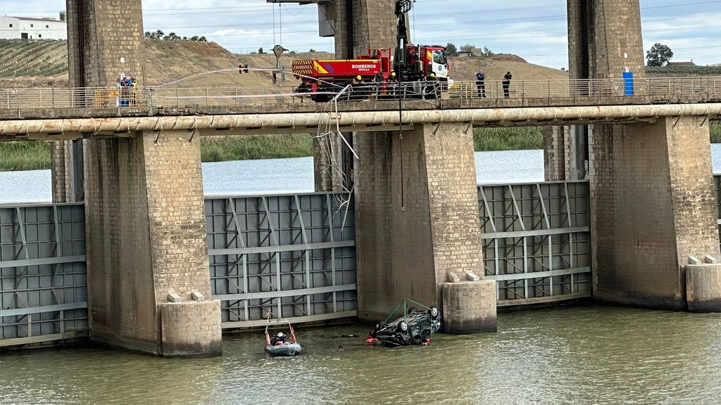 Rescatan el cadáver del conductor que se precipitó con su coche a la presa de Alcalá del Río.