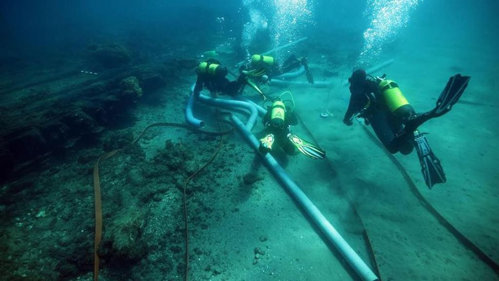 Técnicos del Centro de Arqueología Subacuática con los restos del navío hundido