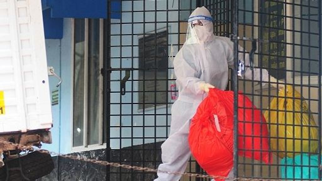 Un trabajador sanitario con equipo de protección elimina desechos biológicos de un centro de aislamiento del virus Nipah en un hospital gubernamental en Kozhikode, en el estado de Kerala, en el sur de la India.