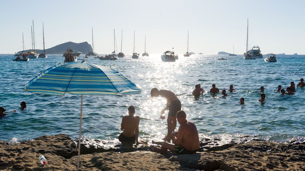 Bañistas disfrutan en la Cala Conta, en Ibiza, Baleares (España)