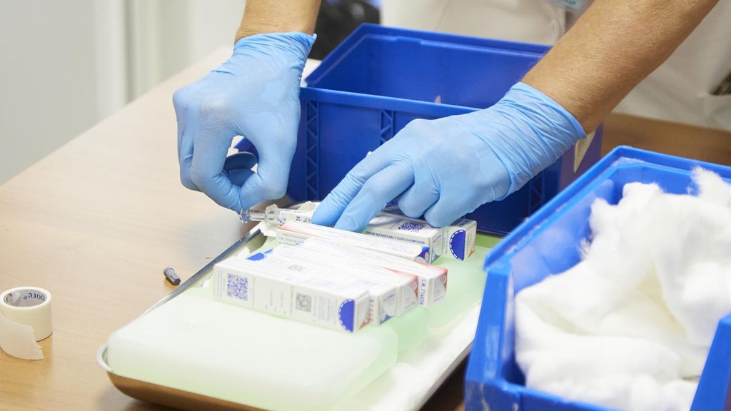 Detalle de la preparación de la vacuna durante la vacunación a menores de 5 años de la gripe
