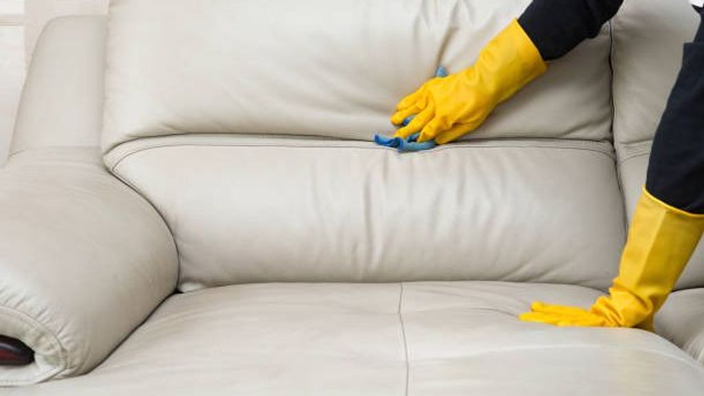 Es importante hacer una limpieza profunda de los sofás de vez en cuando