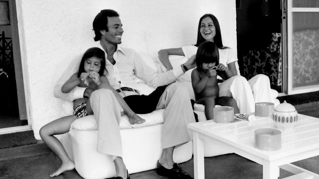 Julio Iglesias con Isabel Preysler en 1976 junto a Chabeli y Julio José