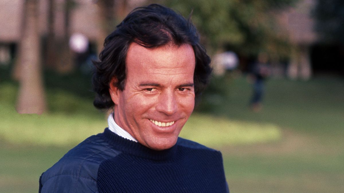 Julio Iglesias cumple 80: una foto icónica por cada una de sus décadas -  Uppers