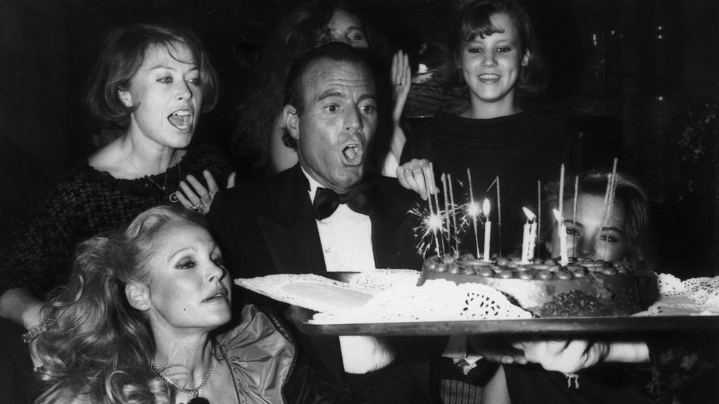 Julio Iglesias en su 40 cumpleaños en 1983 junto a algunas invitadas a la fiesta