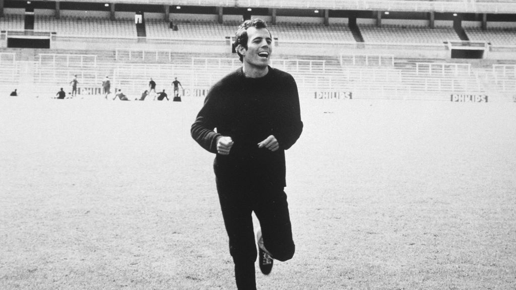 Julio Iglesias jugando al fútbol