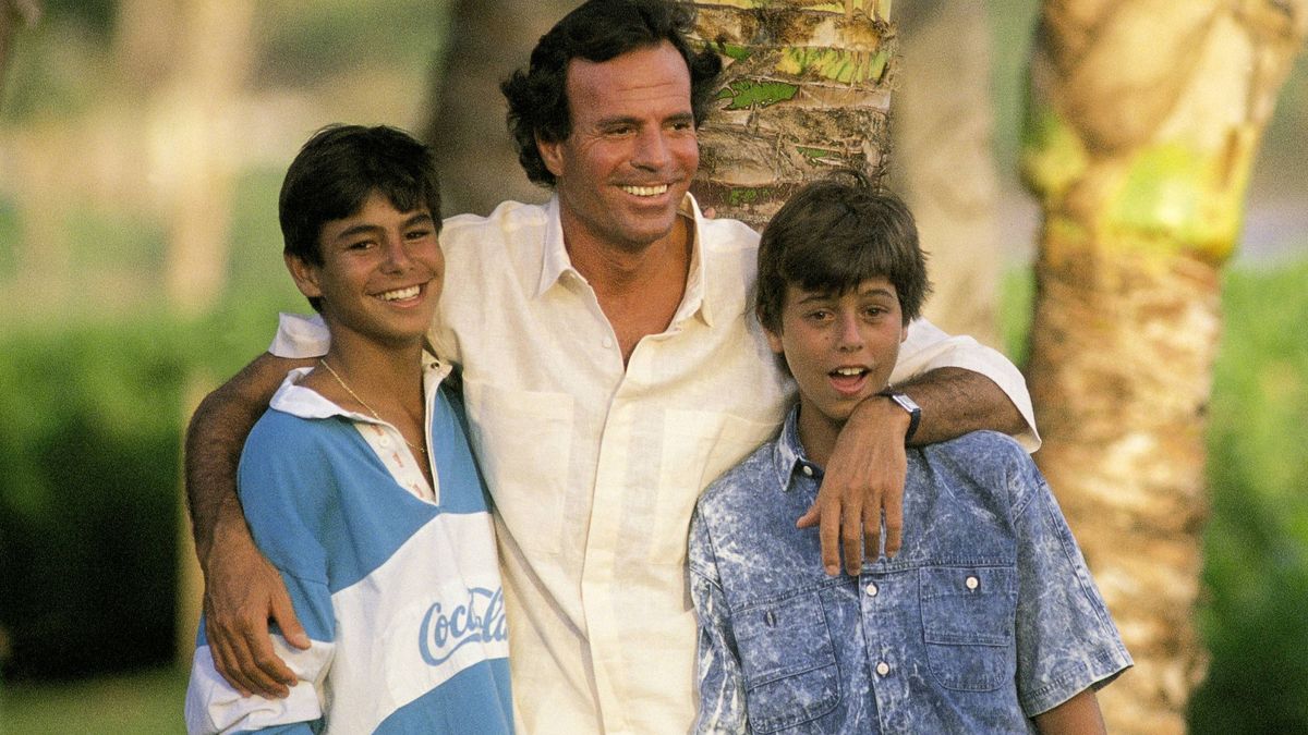 Julio Iglesias, junto a sus hijos Julio José y Enrique, en una imagen de archivo