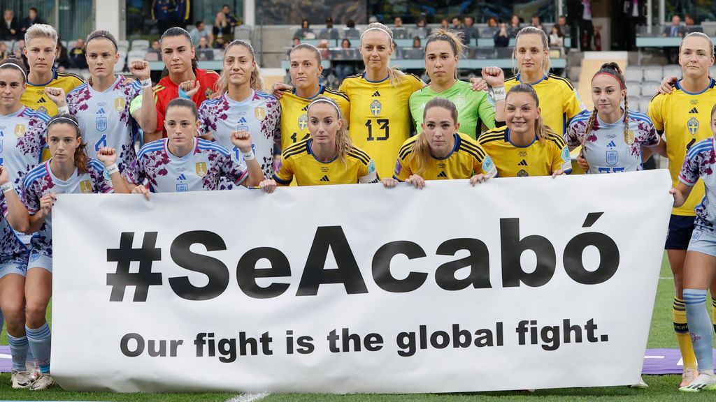 Las jugadoras suecas se suman al 'Se acabó' de las españolas con una pancarta antes de su encuentro