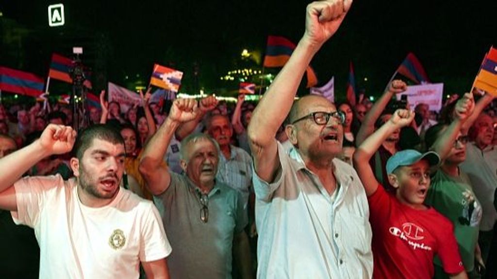 Manifestación en apoyo de Karabaj para exigir la reapertura de una carretera bloqueada que une la región de Nagorno-Karabaj con Armenia y denunciar las condiciones de crisis en la región