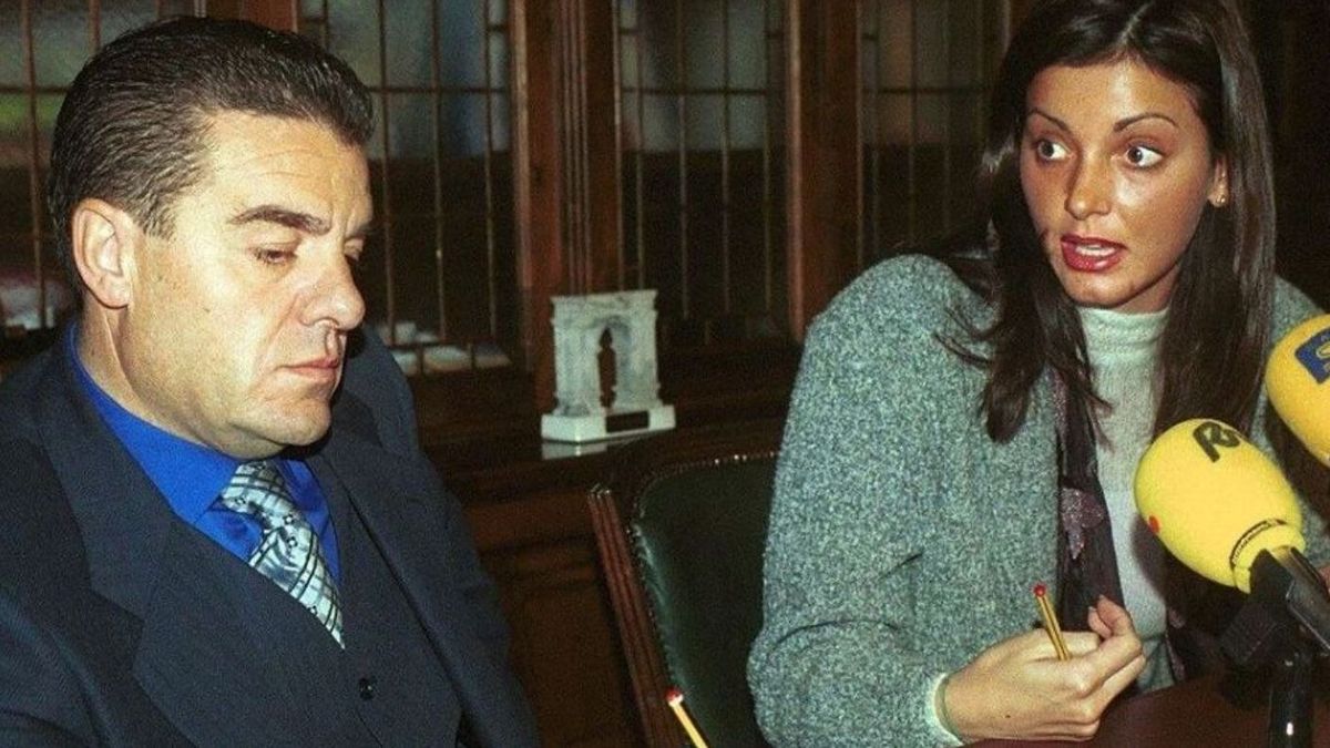 Nevenka Fernández, hace dos décadas cuando ocupaba el cargo de Concejera de Hacienda junto al entonces alcalde Ismael Álvarez, condenado por acosarla sexualmente.