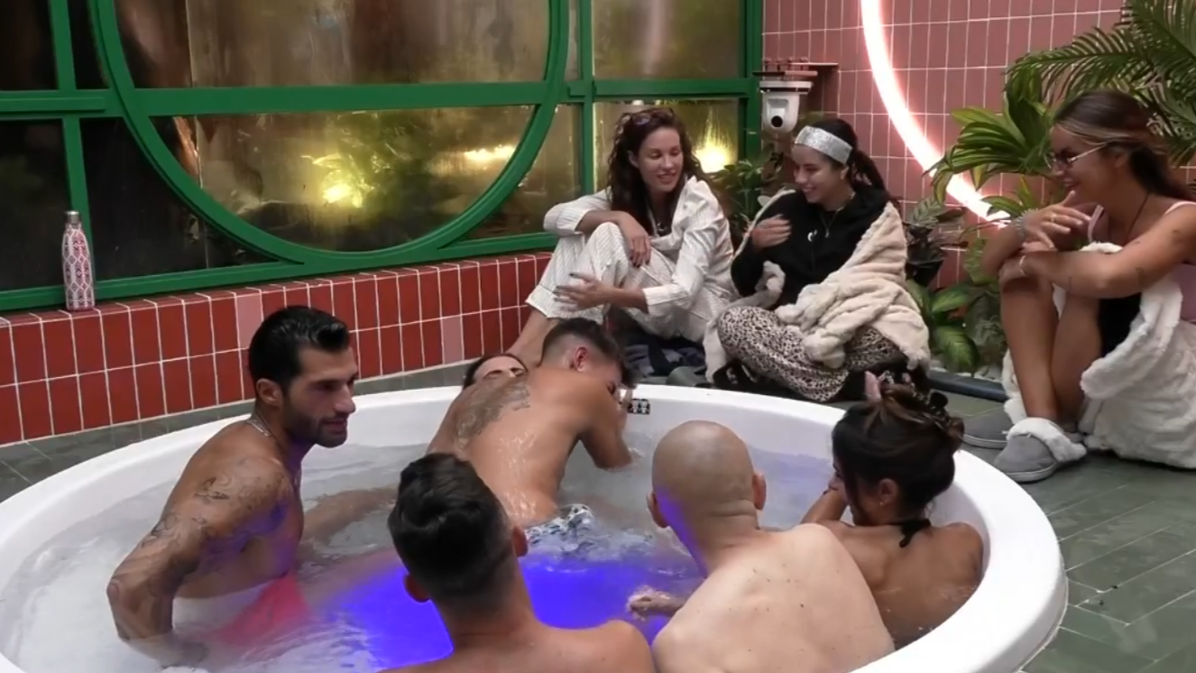 Primera jacuzzi party