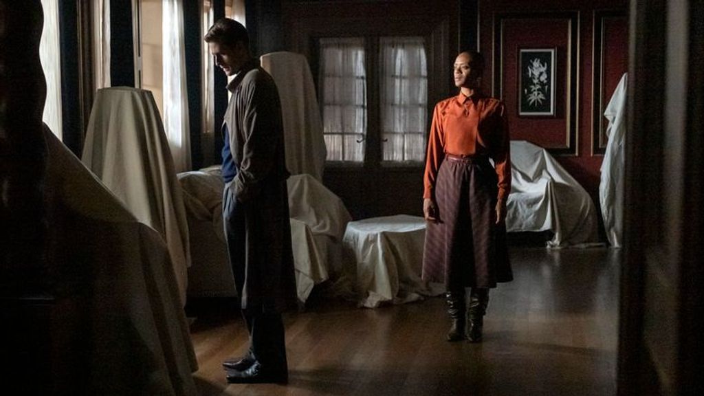 THE HAUNTING OF BLY MANOR (L to R) OLIVER JACKSON-COHEN as PETER QUINT and T'NIA MILLER as HANNAH in THE HAUNTING OF BLY MANOR Cr. EIKE SCHROTER/NETFLIX © 2020