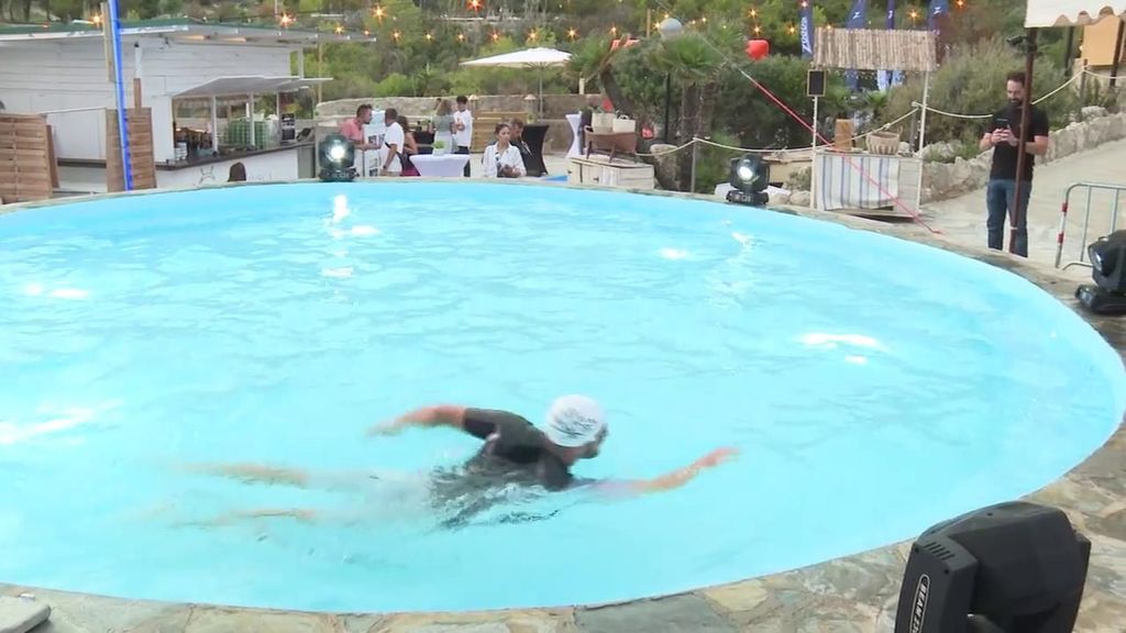 Un hombre recrea el cautiverio de los cetáceos en una micropiscina: "A las cuatro horas comencé a vomitar"