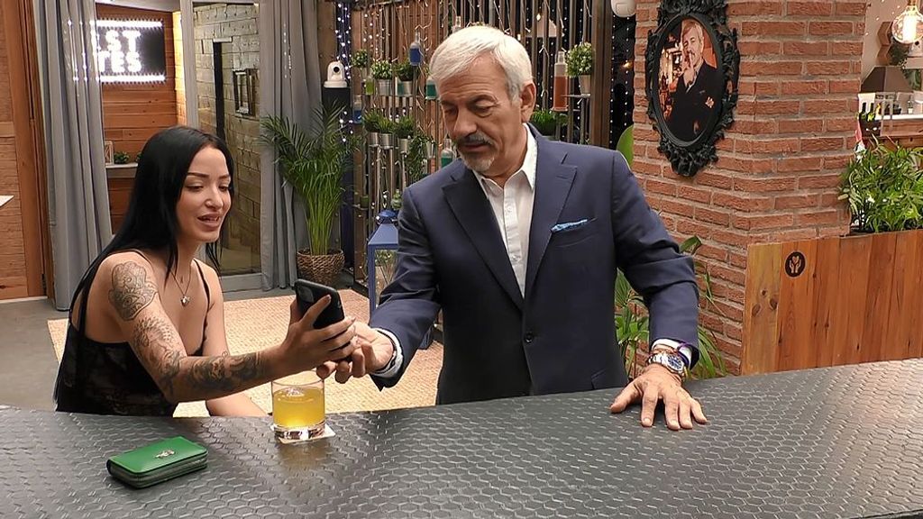 Una soltera estalla ante un comentario de Carlos Sobera en ‘First Dates’: “No te pases ni un pelo con mi perro”