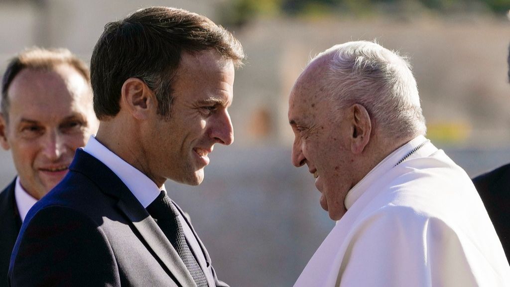 El presidente francés, Emmanuel Macron, se encuentra con el Papa Francisco en Marsella