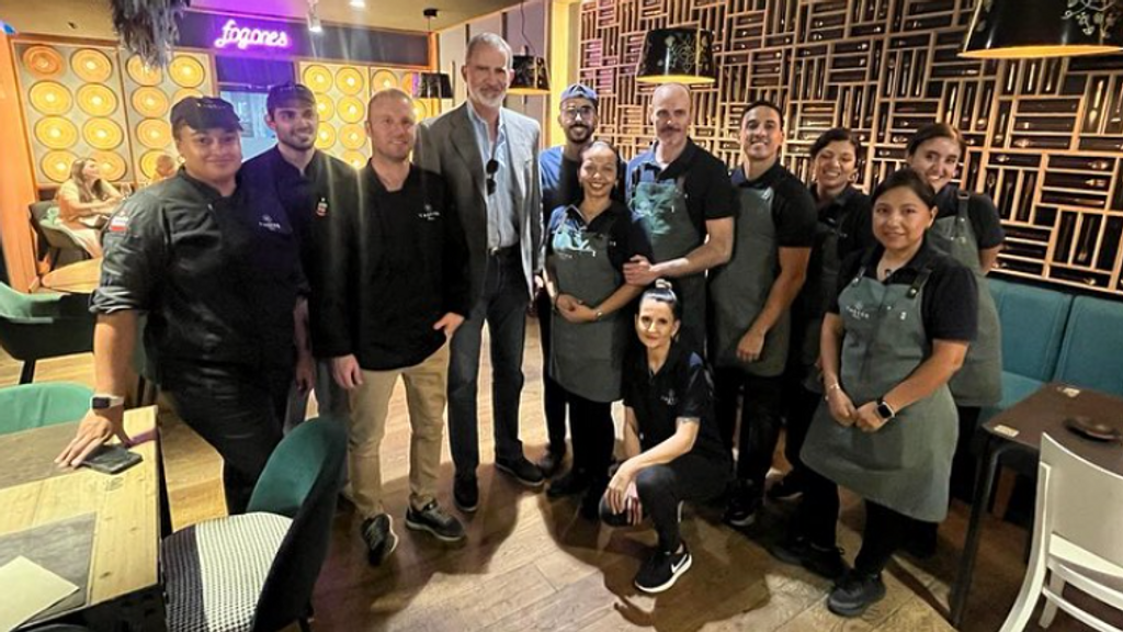 Felipe VI, junto al equipo del restaurante Tajo Bajo, en Zaragoza