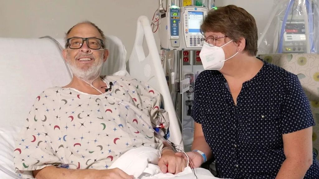 Lawrence Faucette, junto a su mujer Ann, tras el trasplante en el que ha recibido un corazón de cerdo
