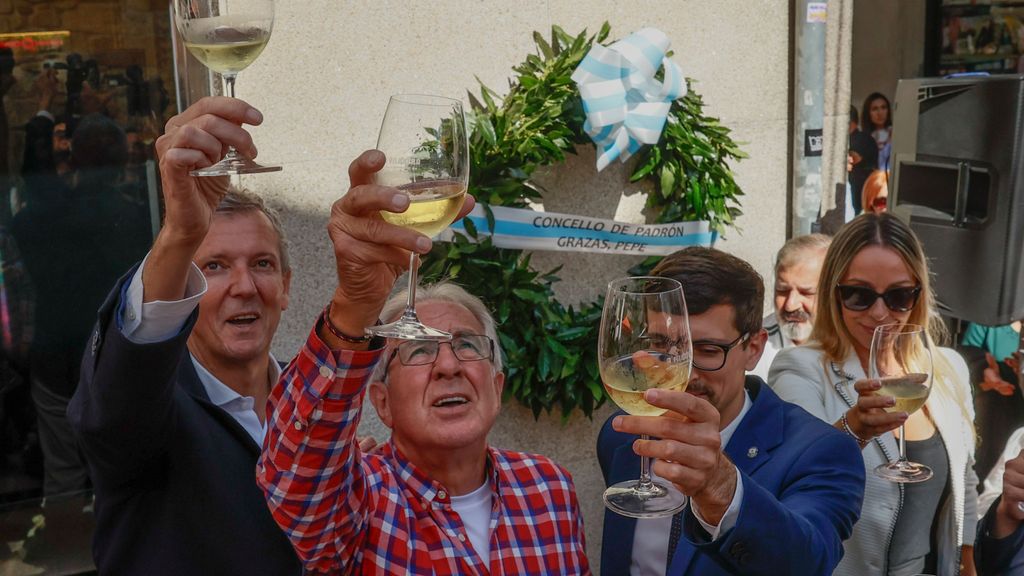 Padrón despide con un brindis a Pepe Domingo Castaño en la plaza que lleva su nombre abarrotada