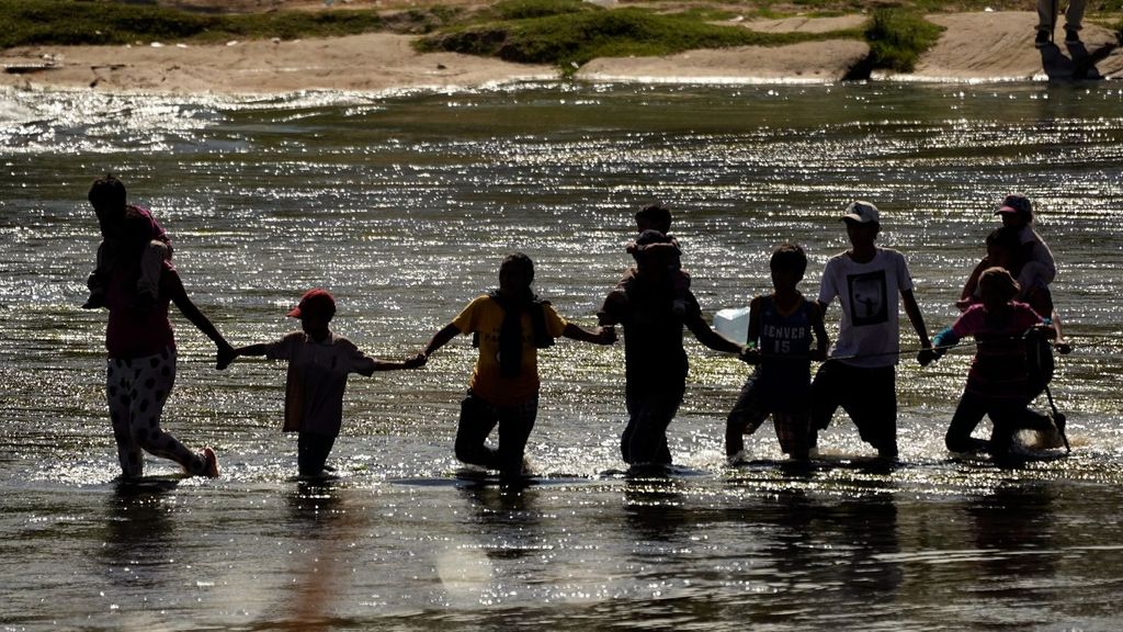 Una ciudad de Texas en estado de emergencia ante la avalancha de migrantes en la frontera con México