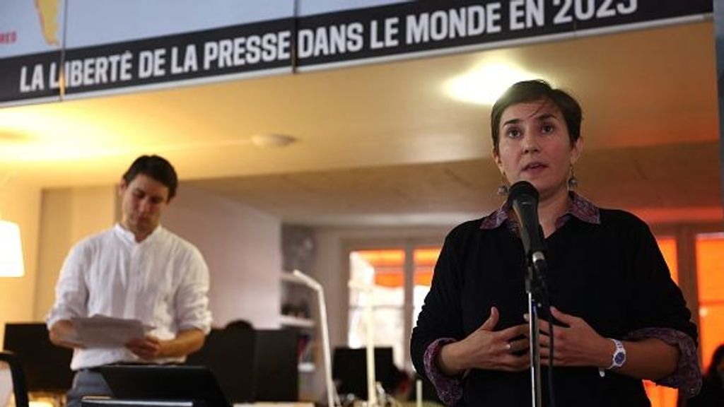 La periodista francesa Ariane Lavrilleux en la rueda de prensa en la sede de la ONG francesa Reporteros Sin Fronteras