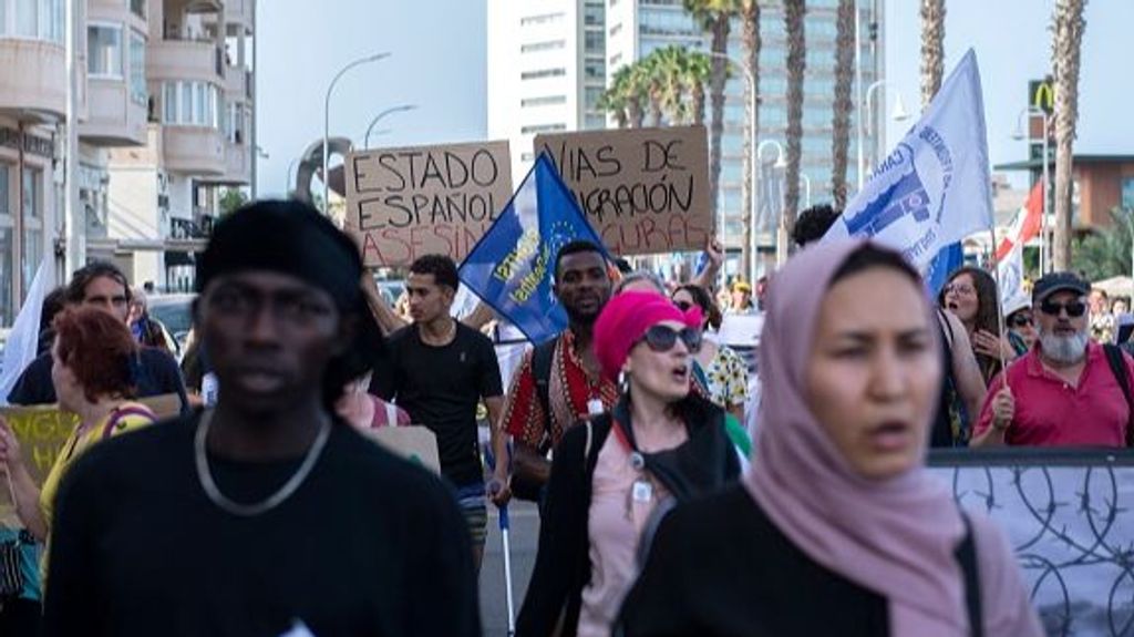 Manifestación con carteles en los que se lee "estado español, asesino" durante una protesta cerca de la valla de Melilla, enclave de España en el norte de Africa