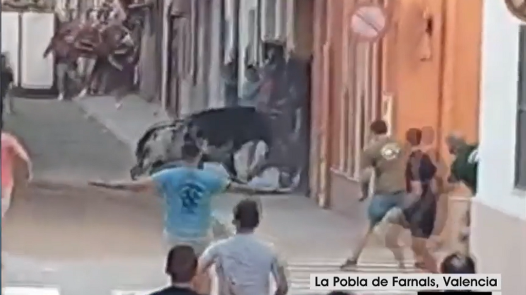 Muere un hombre por una herida por asta de toro en los bous al carrer de la Pobla de Farnals, Valencia