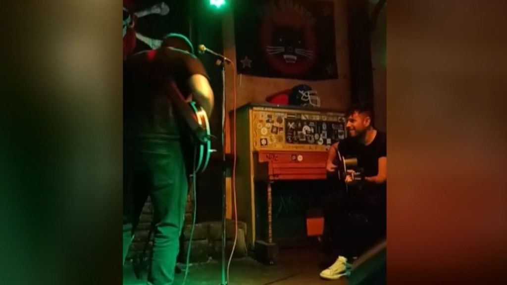 Actuación sorpresa de Pablo López en un pub de A Coruña.