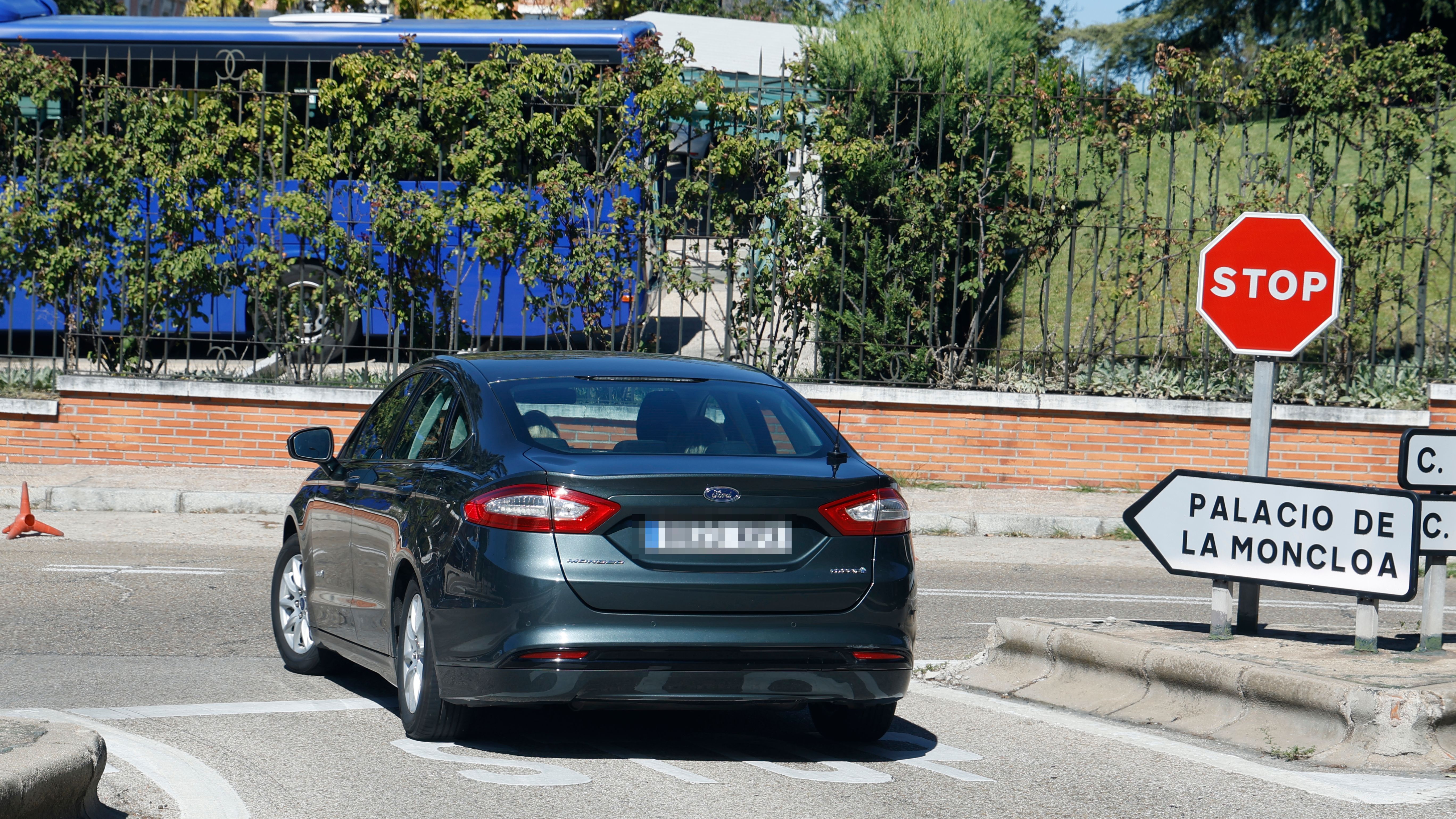 El coche oficial en el que han accedido Carmen Borrego y Terelu a Moncloa