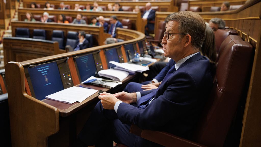 El líder del PP, Alberto Núñez Feijóo, sentado en su escaño
