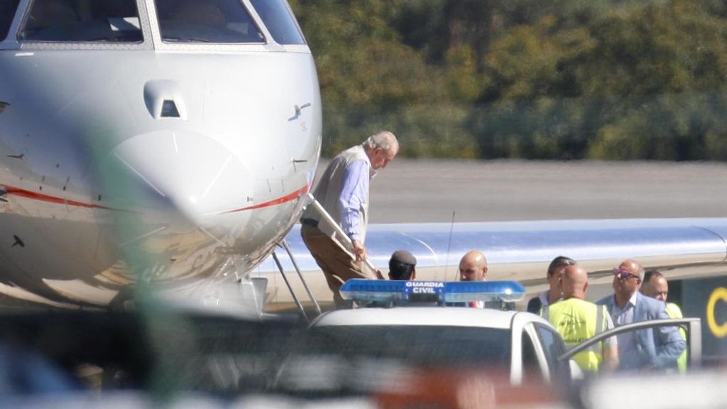 Juan Carlos I bajando por la escalerilla del avión.