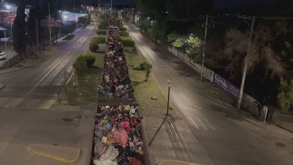 La última gran ola de migrantes en EEUU: miles de familias tratan de entrar a bordo de 'La Bestia'