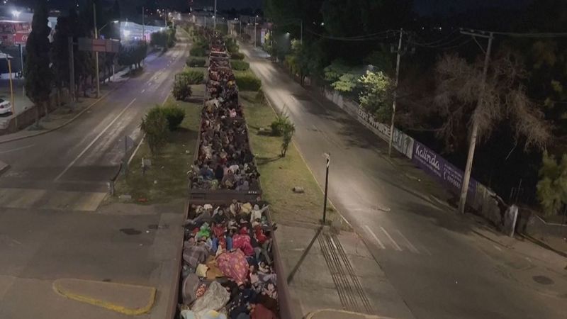 Miles de migrantes tratan de entrar en EEUU a bordo de 'La Bestia'
