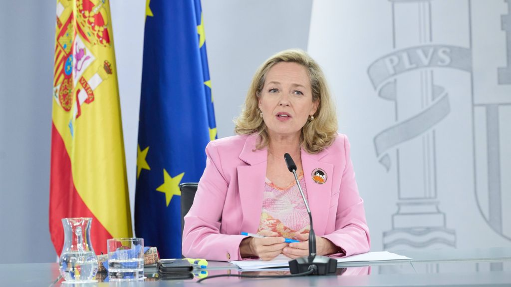 La vicepresidenta primera y ministra de Economía y Transformación Digital en funciones, Nadia Calviño, durante una rueda de prensa posterior a la reunión del Consejo de Ministros, en el Palacio de la Moncloa, a 25 de septiembre de 2023, en Madrid (España)