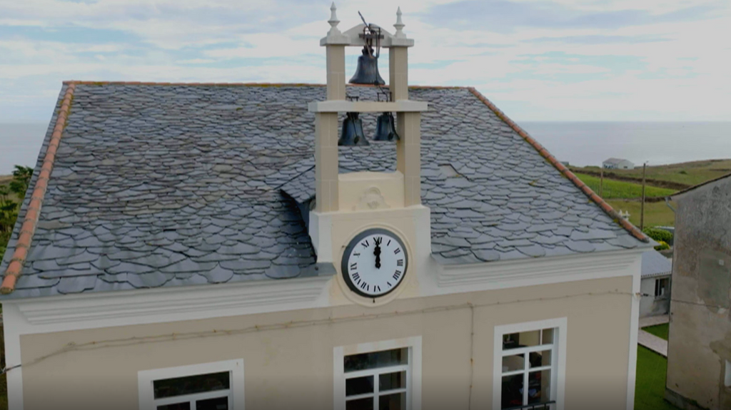 ¡Misión cumplida in extremis! Jesús Calleja y su equipo consiguen lo imposible, reparar un reloj histórico en Rinlo que llevaba más de 30 años parado