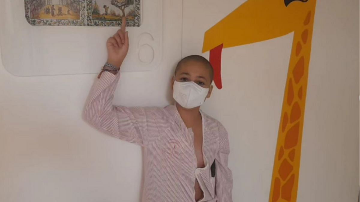 Paula, una niña con leucemia, recibe el alta tras un trasplante de médula: "Lágrimas de felicidad"