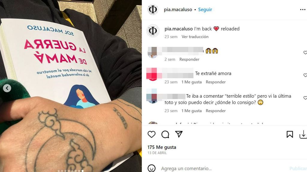 Pía Macaluso con el libro que ha escrito su hermana Sol, 'La guerra de mamá'