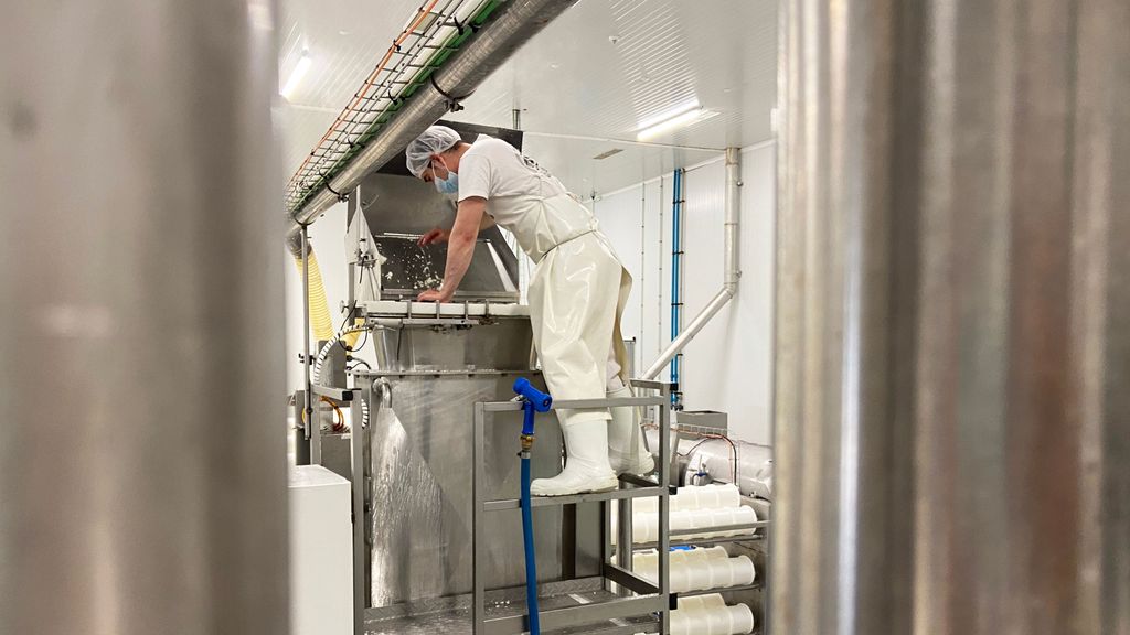 Un operario trabaja en la elaboración de queso