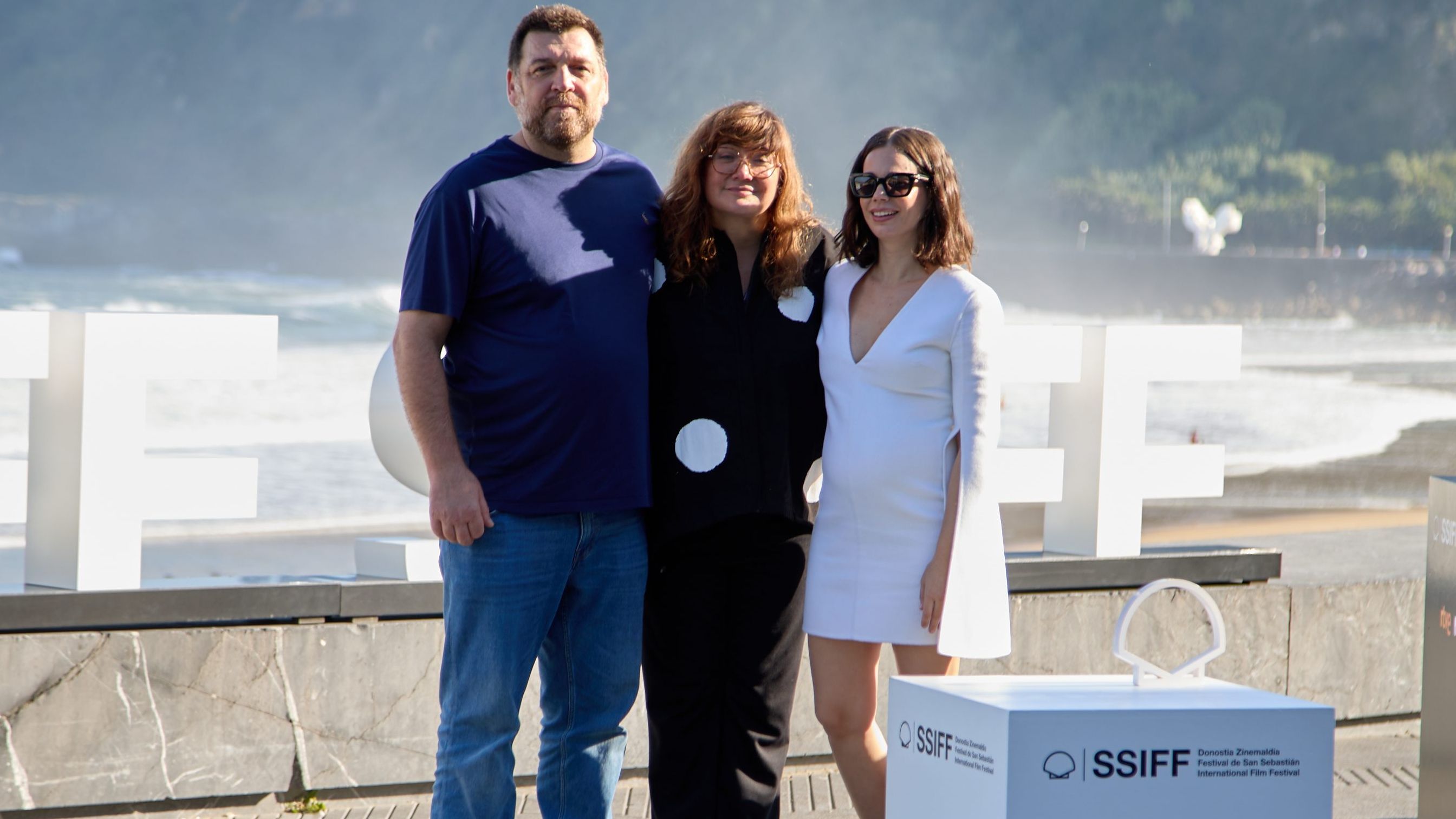 Coixet, junto a los protagonistas de la película en San Sebastián