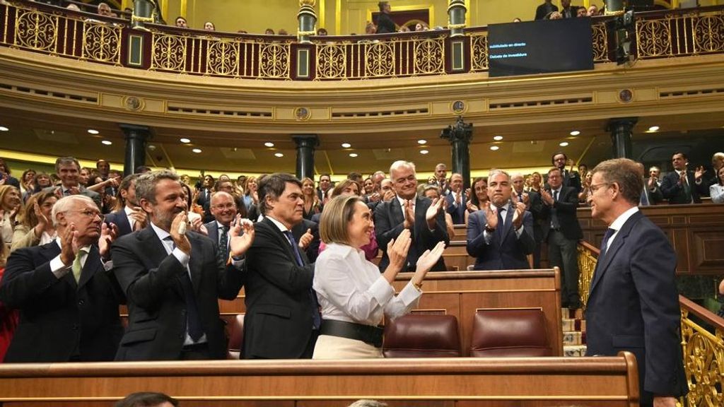 El candidato a la investidura y líder del PP, Alberto Núñez Feijóo, aplaudido por su grupo parlamentario