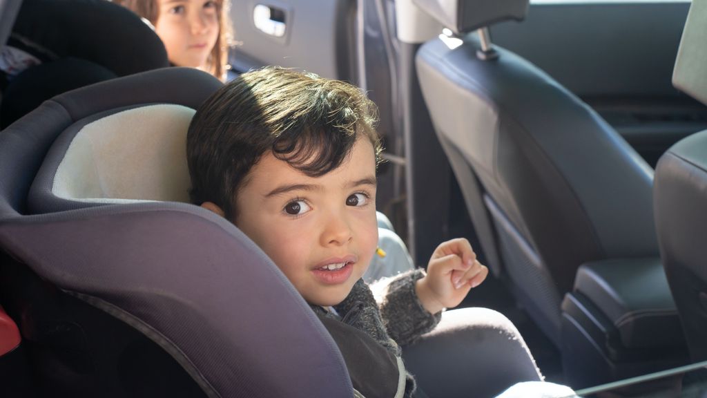 El niño debe llevar una silla de coche adaptada a su edad