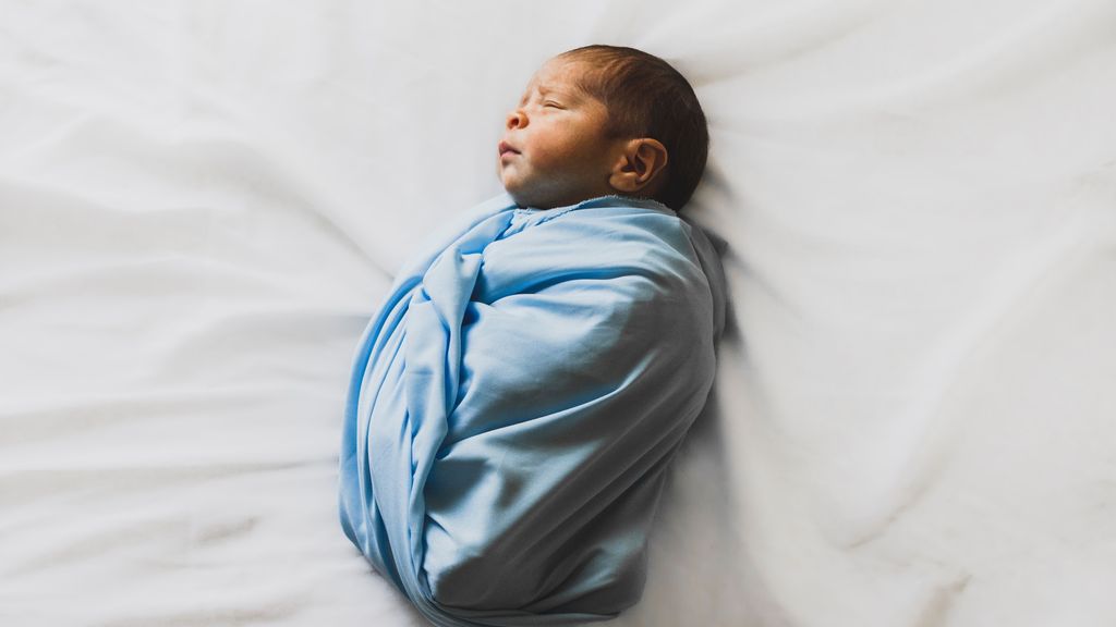 Envolver al bebé le ayuda a dormir. FUENTE: Pexels