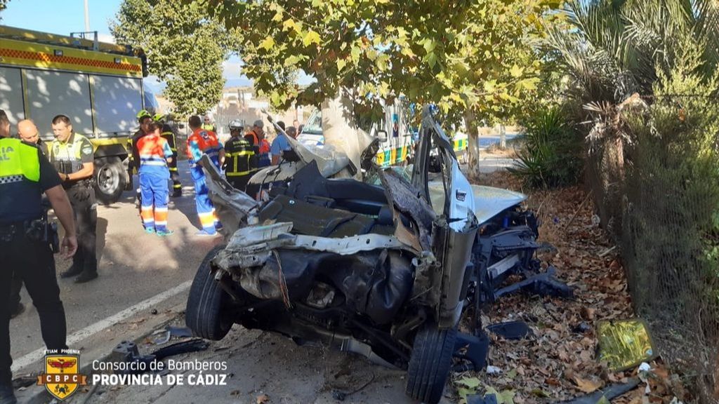 Estado de un vehículo, partido en dos, tras el accidente con un árbol