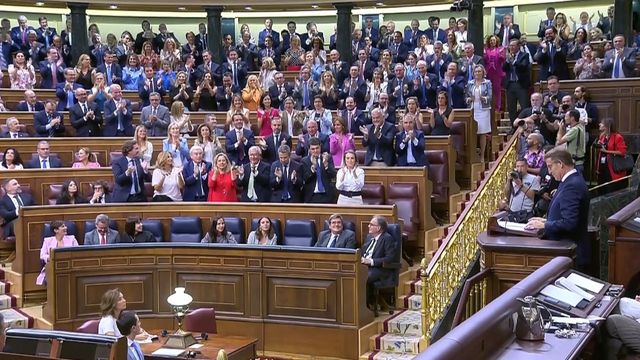Gritos de "cobarde" a Sánchez por no intervenir en la investidura de Feijóo