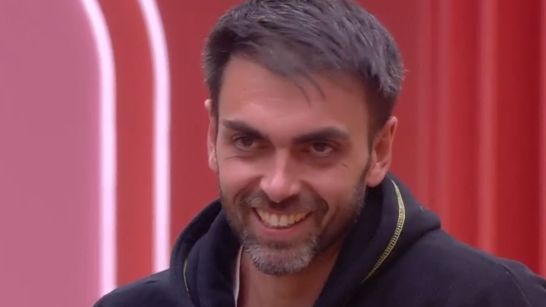 La sonrisa le delata