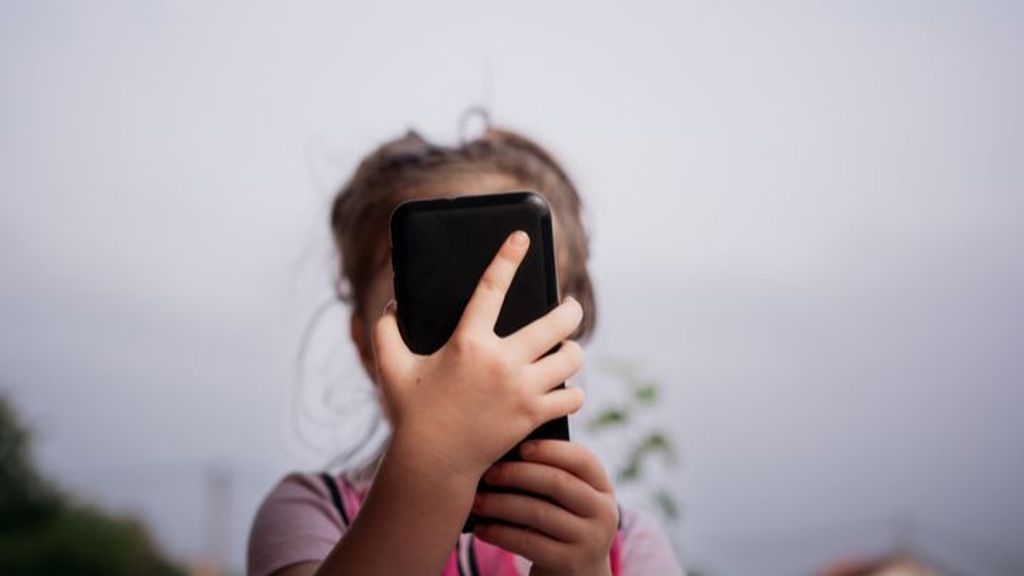 Los niños reciben su primer móvil con ocho años: ¿qué es lo que más ven en ellos?