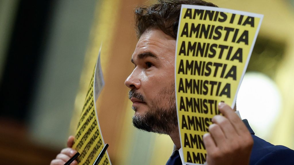 Rufián saca los carteles a favor de la amnistía en el debate de investidura de Feijóo
