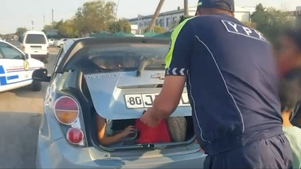 Una profesora es detenida por llevar 25 niños pequeños en un coche de cuatro plazas en Uzbekistán