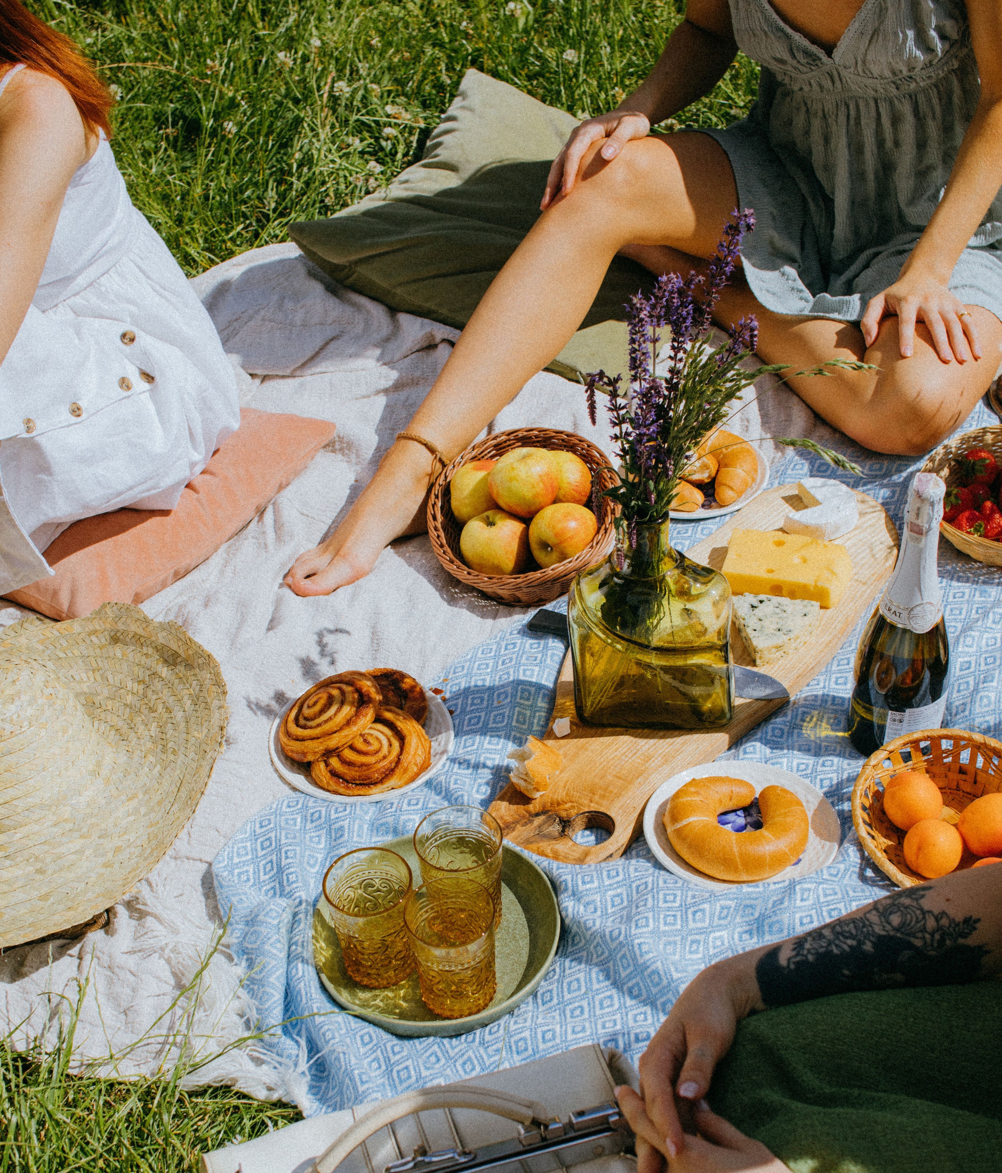 Compensa a los novios por tu ausencia. FUENTE: Pexels