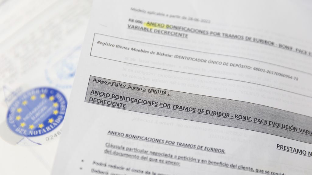 Documentación para la firma de una hipoteca, a 15 de marzo de 2023, en Madrid (España).