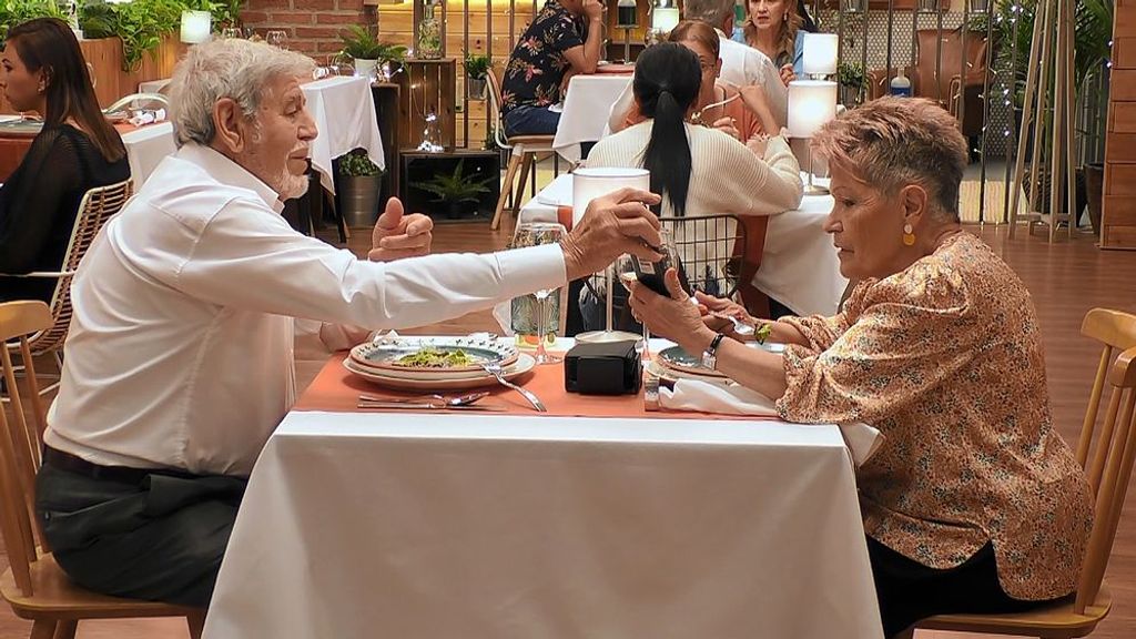 Jesús y Rosa durante su cita en 'First Dates'